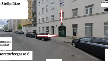 Straßenansicht eines Wohngebäudes mit Eingang und geparkten Autos, inklusive Hinweis auf freie Stellplätze.