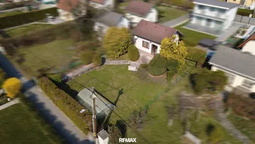 Luftaufnahme eines Einfamilienhauses mit großem Garten und gepflegter Außenanlage.