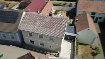 Expose Geräumiges Einfamilienhaus mit Innenhof und Pool in Reichersdorf