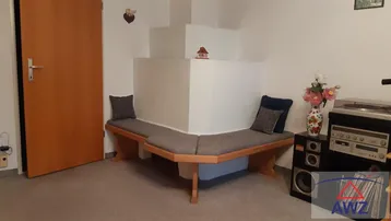 Gemütliche Sitzecke mit Holzbank und Stereoanlage, ideal für entspannte Stunden im Wohnbereich.