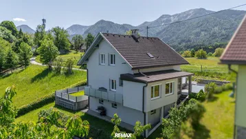 Freistehendes Einfamilienhaus in ländlicher Umgebung mit Bergblick und gepflegtem Gartenbereich.
