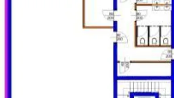 Grundrissplan mit einem großen, offenen Bereich, mehreren Sanitärräumen und einer gut sichtbaren Treppe.