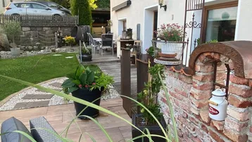 Gemütliche Terrasse mit Sitzgelegenheiten und Blick auf die umliegende Berglandschaft.