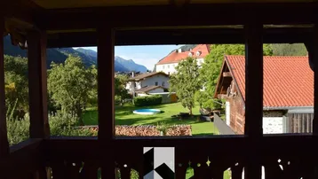Malerischer Blick von der Loggia auf Berge, Garten und einen kleinen Pool.