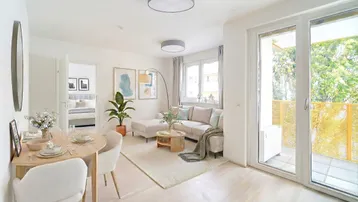Helles Wohnzimmer mit Essbereich, Parkettboden und Zugang zu einem modernen Balkon.