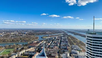 Panoramablick über die Stadt mit Fluss, Gebäuden und blauem Himmel.