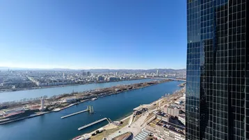 Panoramablick über die Donau und die Stadt Wien von einem Hochhaus aus.