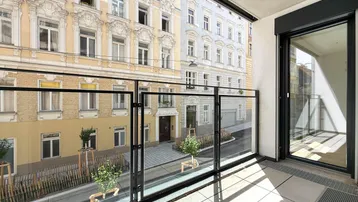 Heller Balkon mit Glasgeländer und Blick auf die gegenüberliegenden Altbauten in der Stadt.