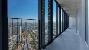 Lange Loggia mit atemberaubendem Stadtblick und Blick auf den Fluss.