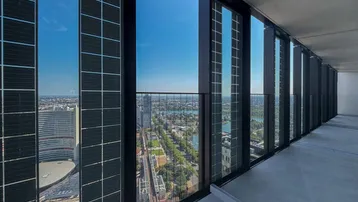 Heller Innenbereich mit großen Fenstern und weitem Blick über die Stadt und den Fluss.