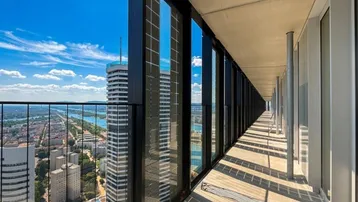 Langer Balkon mit atemberaubendem Blick auf die Stadt, den Fluss und die umliegenden Hochhäuser.