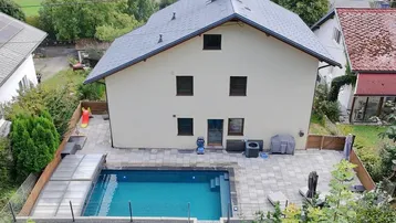 Luftaufnahme der Rückseite des Hauses mit Poolbereich und gepflegtem Garten.