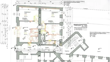 Detaillierter Grundriss eines Erdgeschosses mit mehreren Ordinationsräumen, Wartebereich und Stiegenhaus. Zeigt die Raumaufteilung und Zugänge.