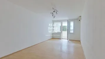 Helles Wohnzimmer mit Parkettboden, weiß gestrichenen Wänden und Zugang zu einem Balkon.