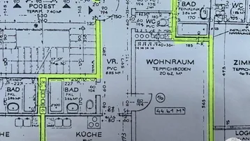 Detaillierter Grundriss einer Wohnung mit mehreren Bädern, Küche und Wohnraum.