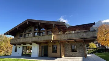 Attraktives Chalet im modernen Stil mit Holzfassade, Balkonen und Bergblick in sonniger Lage.