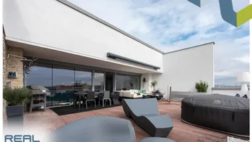 Große Dachterrasse mit Essbereich, Lounge-Möbeln und Whirlpool, ideal für Entspannung im Freien.