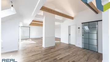 Helles, offenes Wohnzimmer mit Holzbalken, Dachschrägen und modernem Bodenbelag.