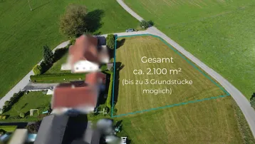 Luftaufnahme eines großen grünen Grundstücks mit umliegenden Häusern und potenzieller Teilungsmöglichkeit.