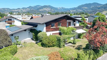 Großzügiges Einfamilienhaus mit gepflegtem Garten und Bergblick in sonniger Lage.