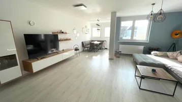 Helles, offenes Wohn- und Esszimmer mit modernem Interieur und viel Tageslicht.