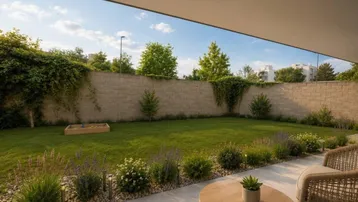 Gepflegter Garten mit Rasenfläche, Blumenbeeten und einer möblierten Terrasse für entspannte Stunden.