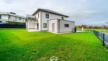 Modernes Einfamilienhaus mit großem, gepflegtem Garten und Balkon in ruhiger Wohnlage.