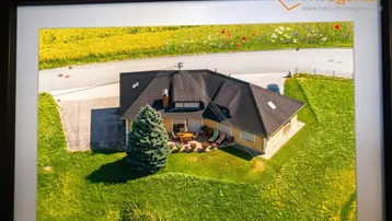 Luftaufnahme des Hauses mit Garten und umliegender Landschaft, eingebettet in grüne Natur.
