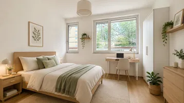 Helles Schlafzimmer mit Holzbett, Schreibtisch und Blick ins Grüne durch große Fenster.