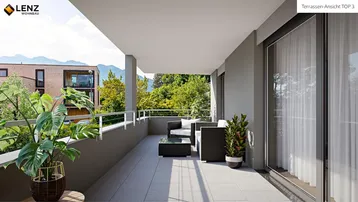 Geräumige Terrasse mit modernen Gartenmöbeln, Pflanzen und weitem Blick auf die umliegende Berglandschaft.