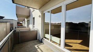 Geräumiger Balkon mit Blick auf die Umgebung und weitere Balkone des Gebäudes.