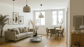 Helles, modern eingerichtetes Wohn-Esszimmer mit Holzboden und großen Fenstern, ideal für entspannte Stunden.