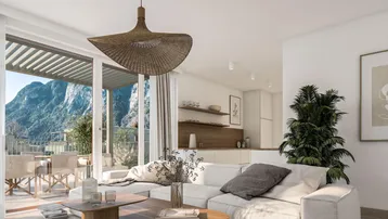 Heller Wohnbereich mit offener Küche, modernen Möbeln und Zugang zu einer großen Terrasse mit Bergblick.