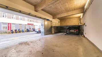 Tiefgarage mit Stapelparker und Blick auf die Straße, bietet effiziente Parklösungen in urbaner Umgebung.