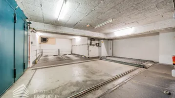 Tiefgarage mit mechanischen Parksystemen und Betonwänden für effizientes Parken.