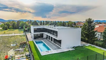 Zeitgenössische Villa mit Pool und weitläufigem Blick auf die umliegende Landschaft und Berge.