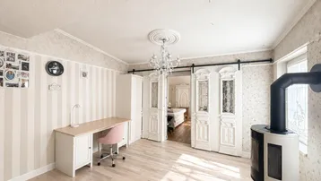 Helles Wohnzimmer mit modernem Kaminofen, hellem Holzboden und dekorativen Schiebetüren.