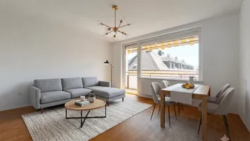 Heller Wohn-Essbereich mit modernem Sofa, Esstisch und Blick auf die umliegenden Dächer.