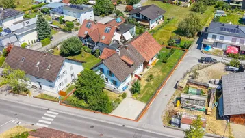 Luftaufnahme des Anwesens mit Garten und umliegender Bebauung, rot umrandet.