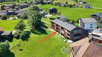 Luftaufnahme des modernen Wohngebäudes in ländlicher Umgebung mit viel Grün.