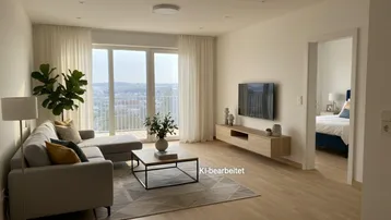 Helles Wohnzimmer mit modernem Sofa, Holzboden und Zugang zu einem Balkon mit Stadtblick.