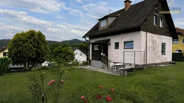 Einfamilienhaus mit großem Garten, kleiner Terrasse und Blick ins Grüne.