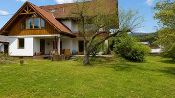 Großzügiges Einfamilienhaus mit weitläufigem Garten und Blick auf die umliegende Natur.