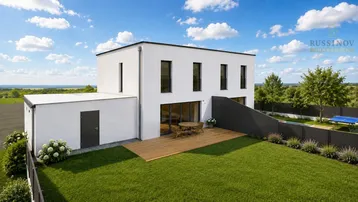 Modernes Einfamilienhaus mit Flachdach, großer Rasenfläche und Holzterrasse im Grünen.