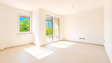 Heller, unmöblierter Raum mit großen Fenstern und Zugang zu einem Balkon, ideal für individuelle Gestaltung.