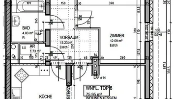 Detaillierter Grundriss einer Wohnung mit offenem Wohnbereich, zwei Zimmern und Balkon.