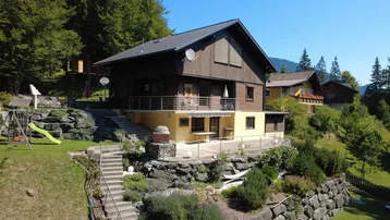 Großzügiges Einfamilienhaus in Hanglage mit weitläufigem Garten und Spielbereich für Kinder.