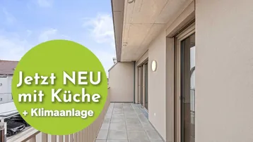 Langer, moderner Balkon mit Fliesenboden und großen Fenstern, der Zugang zu den Innenräumen bietet.