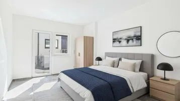 Helles Schlafzimmer mit modernem Bett, Nachttischen und Zugang zu einem Außenbereich.
