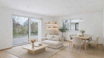 Helles Wohn- und Esszimmer mit Holzboden, großen Fenstern und Zugang zur Terrasse.
